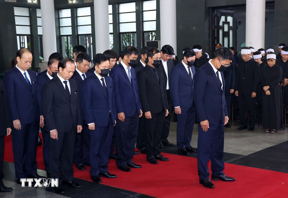 Đoàn Viện Kiểm sát Nhân dân Tối cao viếng nguyên Chủ tịch nước Trần Đức Lương. (Ảnh: TTXVN)