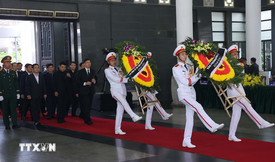 Đoàn Văn phòng Chính phủ viếng nguyên Chủ tịch nước Trần Đức Lương. (Ảnh: TTXVN)