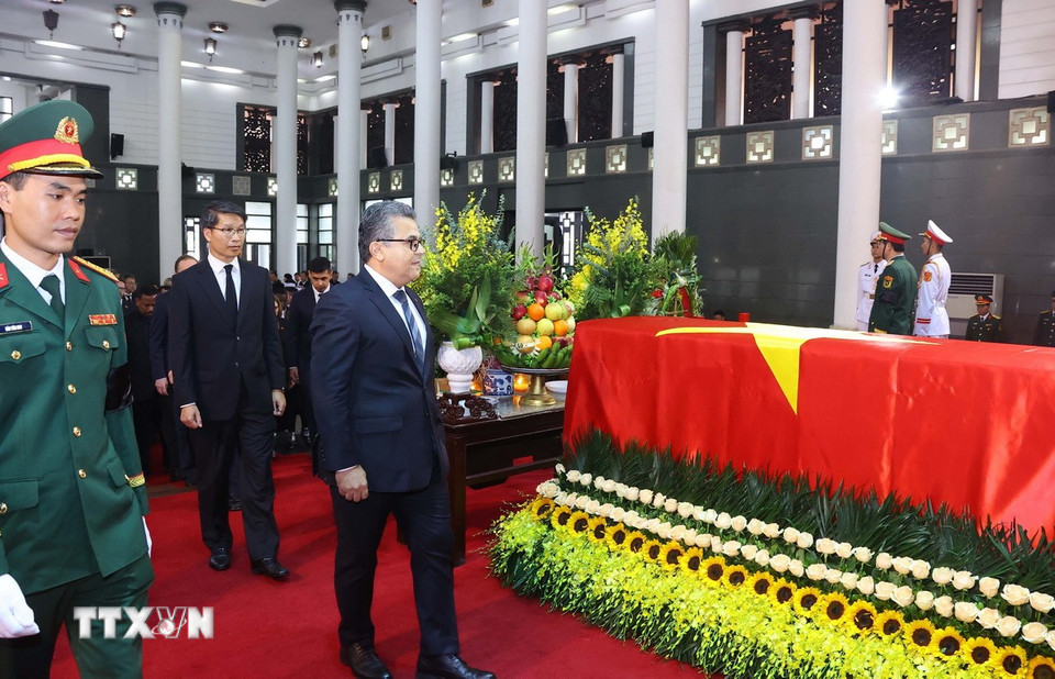 Đoàn Ngoại giao tại Hà Nội do Đại sứ Nhà nước Palestine tại Việt Nam Saadi Salama, làm Trưởng Đoàn viếng nguyên Chủ tịch nước Trần Đức Lương. (Nguồn: TTXVN)