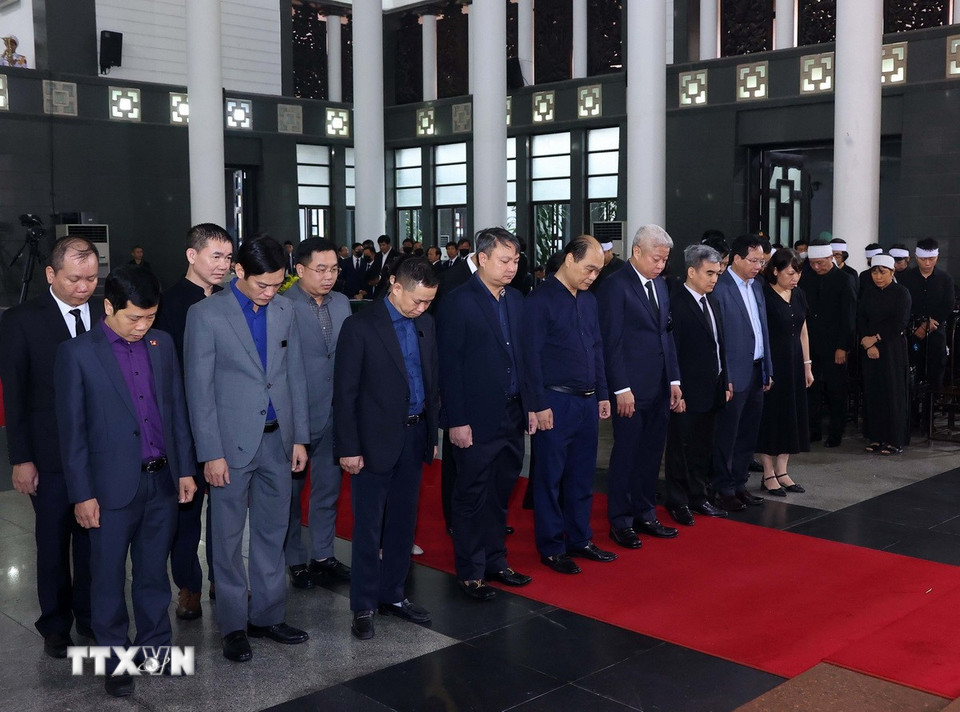 Đoàn Bộ Nội vụ viếng nguyên Chủ tịch nước Trần Đức Lương. (Ảnh: TTXVN)