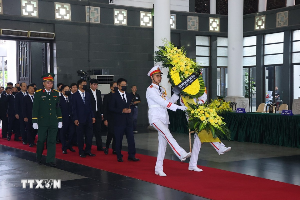 Đoàn Viện Kiểm sát Nhân dân Tối cao viếng nguyên Chủ tịch nước Trần Đức Lương. (Ảnh: TTXVN)