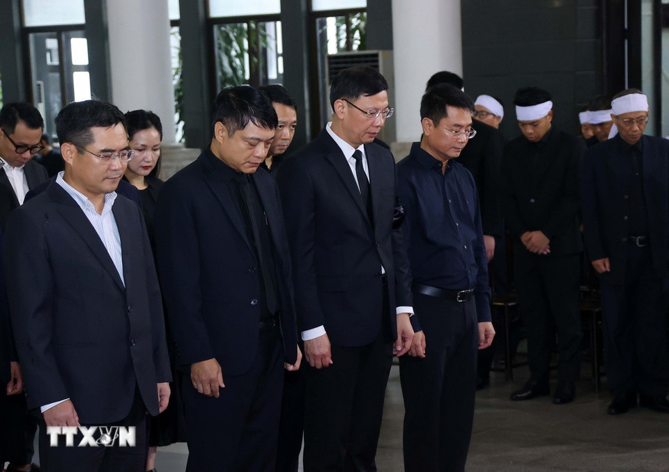 Đoàn Văn phòng Chính phủ viếng nguyên Chủ tịch nước Trần Đức Lương. (Ảnh: TTXVN)