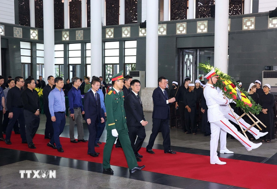 Đoàn Thanh tra Chính phủ do đồng chí Đoàn Hồng Phong, Ủy viên Trung ương Đảng, Tổng Thanh tra Chính phủ làm Trưởng đoàn, viếng nguyên Chủ tịch nước Trần Đức Lương. (Nguồn: TTXVN)