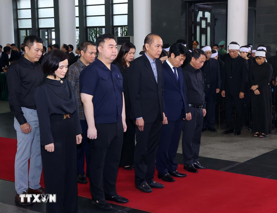 Đoàn Trung ương Hội Nông dân Việt Nam viếng nguyên Chủ tịch nước Trần Đức Lương. (Ảnh: TTXVN)