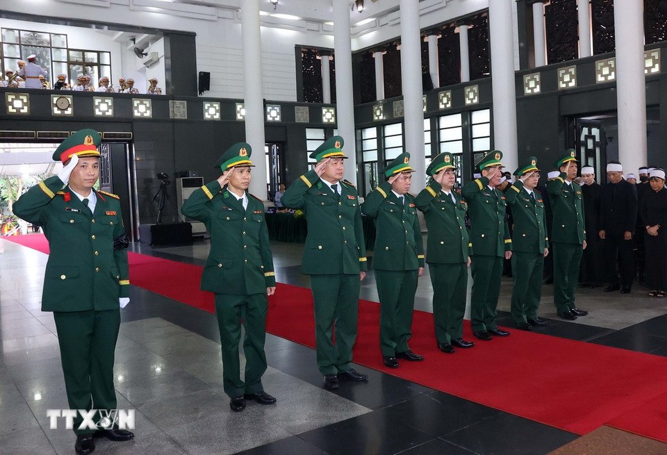 Đoàn Đảng ủy, Bộ Tư lệnh Bộ đội Biên phòng viếng nguyên Chủ tịch nước Trần Đức Lương. (Ảnh: TTXVN)
