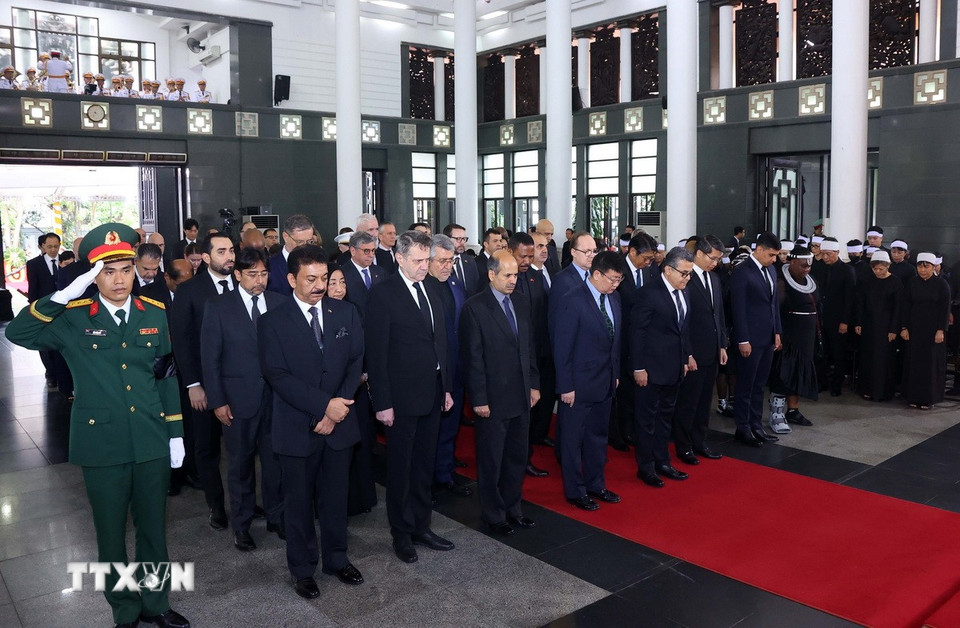 Đoàn Ngoại giao tại Hà Nội do Đại sứ Nhà nước Palestine tại Việt Nam Saadi Salama, làm Trưởng Đoàn viếng nguyên Chủ tịch nước Trần Đức Lương. (Nguồn: TTXVN)