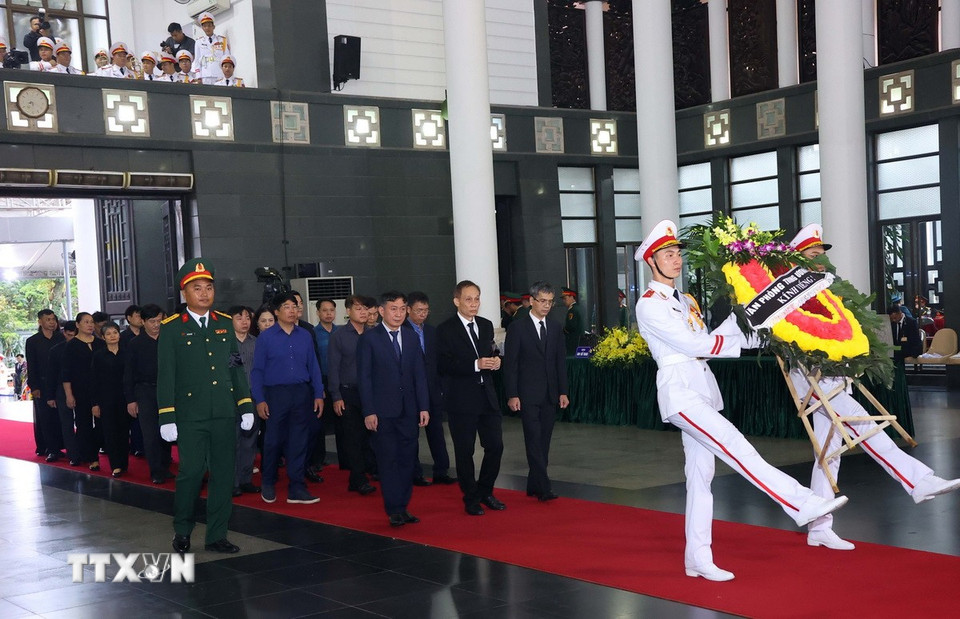 Đoàn Văn phòng Trung ương Đảng viếng nguyên Chủ tịch nước Trần Đức Lương. (Ảnh: TTXVN)