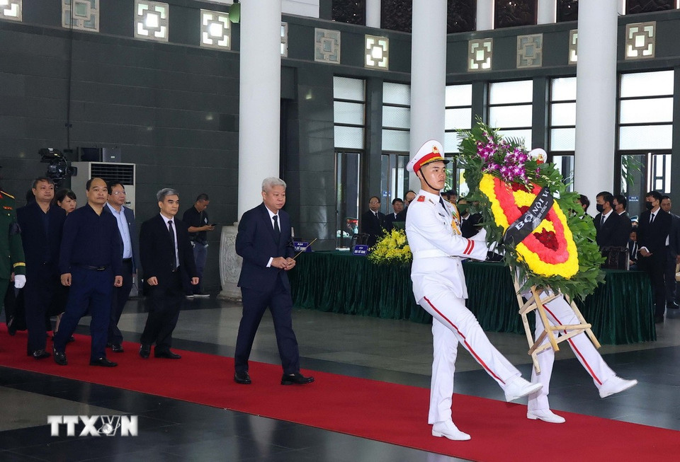 Đoàn Bộ Nội vụ viếng nguyên Chủ tịch nước Trần Đức Lương. (Ảnh: TTXVN)