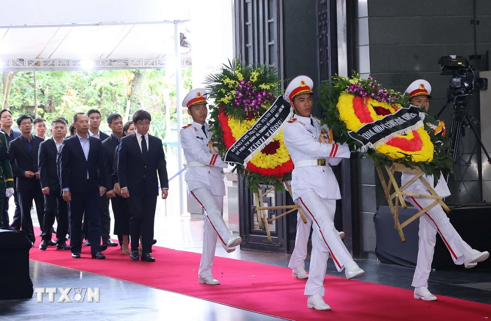 Đoàn Bộ Khoa học và Công nghệ viếng nguyên Chủ tịch nước Trần Đức Lương. (Ảnh: TTXVN)