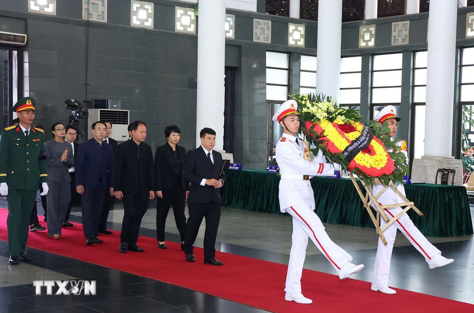Đoàn Đảng bộ, chính quyền và đồng bào các dân tộc tỉnh Lâm Đồng viếng nguyên Chủ tịch nước Trần Đức Lương. (Ảnh: TTXVN)