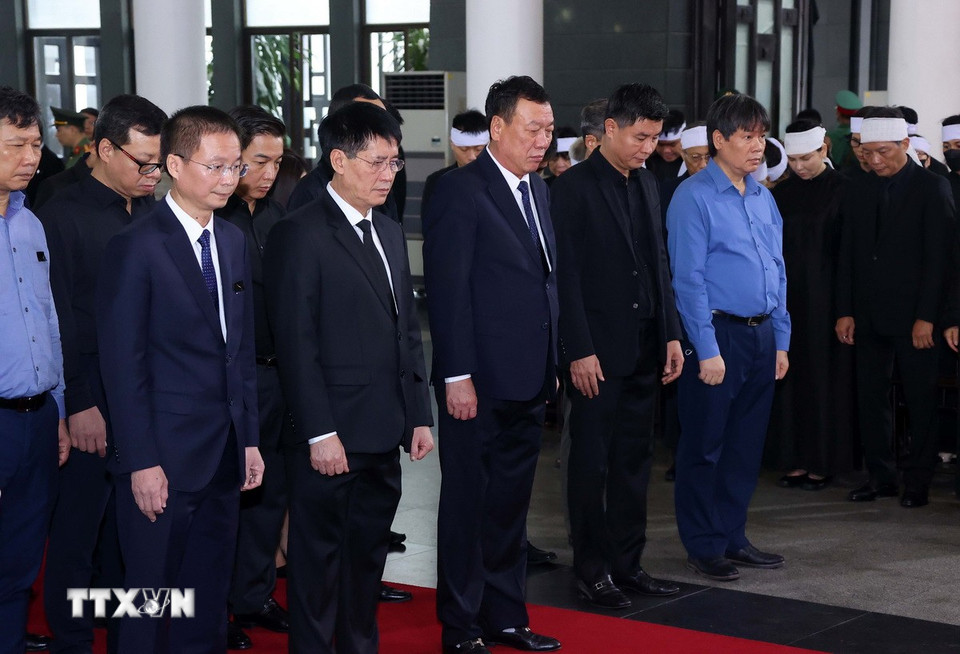 Đoàn Thanh tra Chính phủ do đồng chí Đoàn Hồng Phong, Ủy viên Trung ương Đảng, Tổng Thanh tra Chính phủ làm Trưởng đoàn, viếng nguyên Chủ tịch nước Trần Đức Lương. (Nguồn: TTXVN)