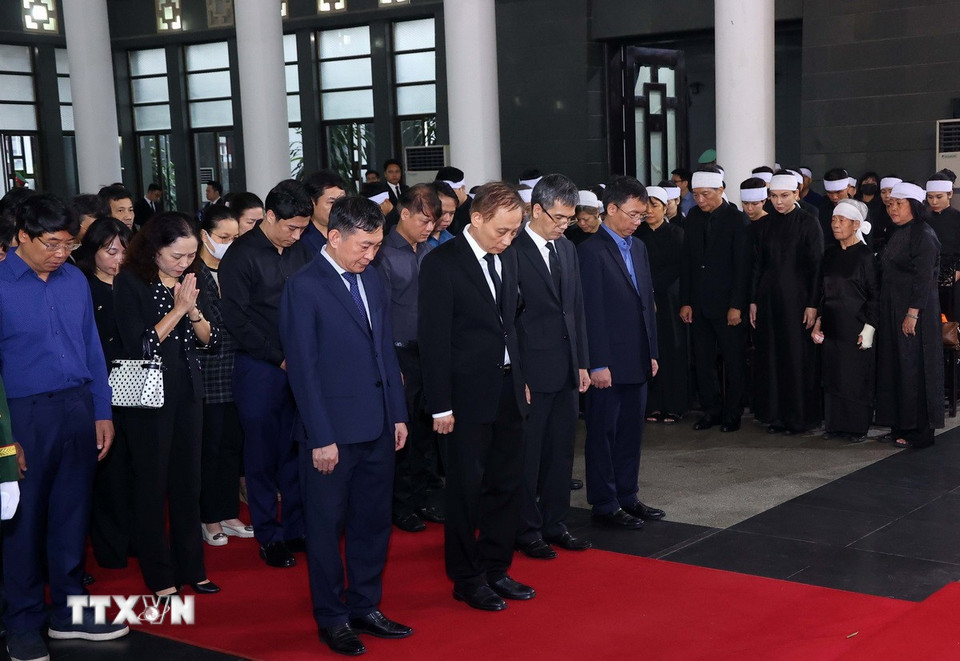 Đoàn Văn phòng Trung ương Đảng viếng nguyên Chủ tịch nước Trần Đức Lương. (Ảnh: TTXVN)