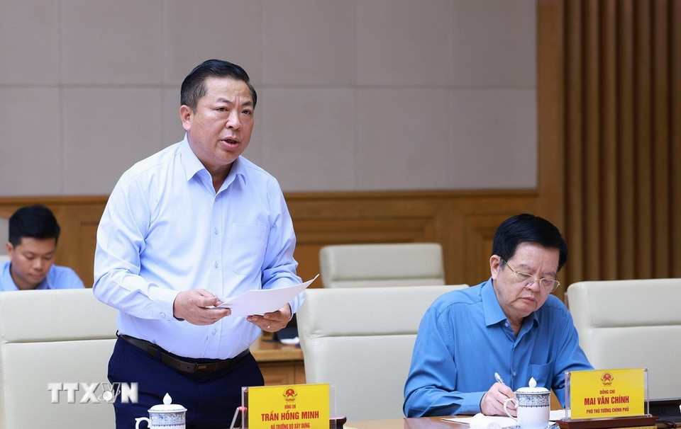 Bộ trưởng Bộ Xây dựng Trần Hồng Minh báo cáo về tình hình thị trường bất động sản. (Ảnh: Dương Giang/TTXVN)