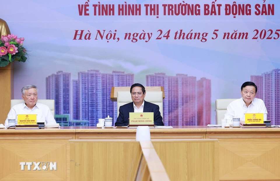Thủ tướng Phạm Minh Chính chủ trì cuộc làm việc của Thường trực Chính phủ về tình hình thị trường bất động sản. (Ảnh: Dương Giang/TTXVN)