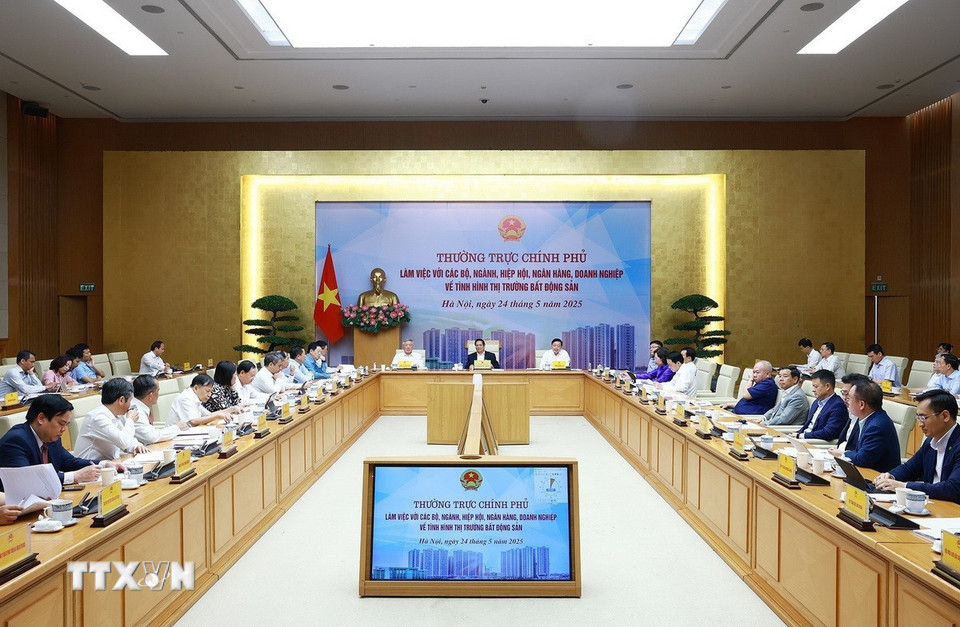 Thủ tướng Phạm Minh Chính chủ trì cuộc làm việc của Thường trực Chính phủ về tình hình thị trường bất động sản. (Ảnh: Dương Giang/TTXVN)