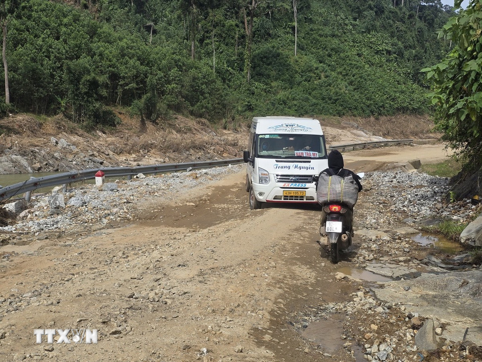 Sạt lở gây nứt toác mặt đường tại vùng miền núi phía Tây thành phố Đà Nẵng khiến các phương tiện rất khó lưu thông. (Ảnh: Khoa Chương/TTXVN)