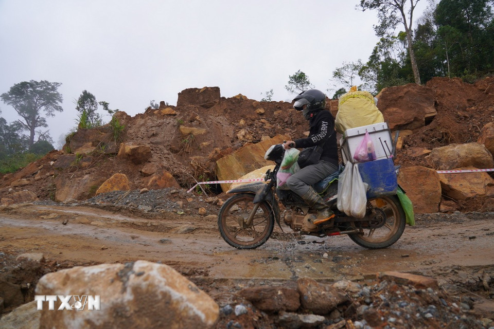 Sạt lở nặng nề ở vùng miền núi phía Tây thành phố Đà Nẵng. (Ảnh: Khoa Chương/TTXVN)