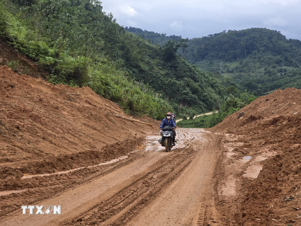 Sạt lở nặng nề ở vùng miền núi phía Tây thành phố Đà Nẵng. (Ảnh: Khoa Chương/TTXVN)