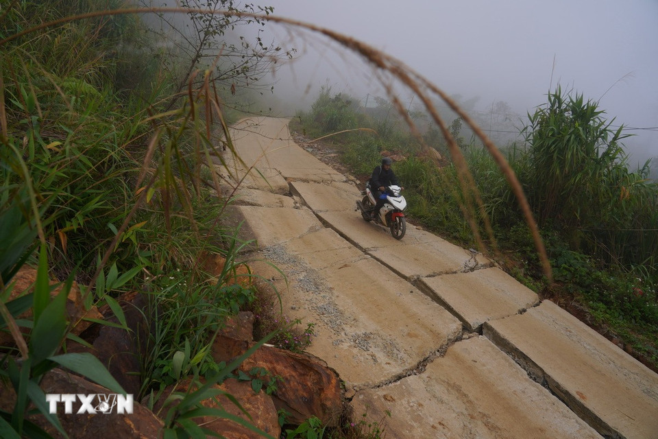 Sạt lở gây nứt toác mặt đường tại xã Trà Linh (thành phố Đà Nẵng) khiến các phương tiện rất khó lưu thông. (Ảnh: Khoa Chương/TTXVN)