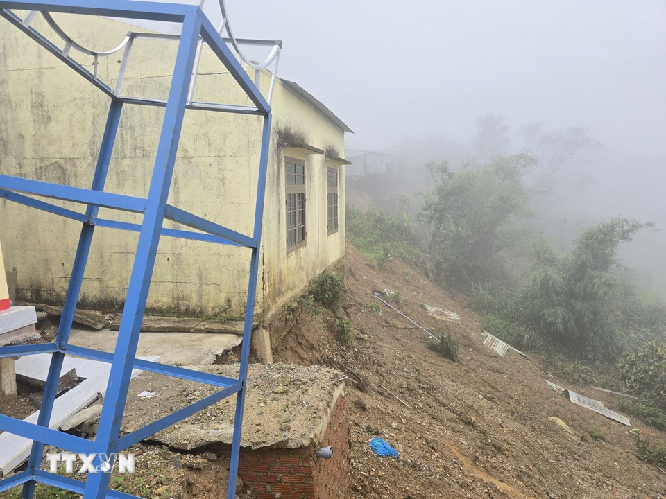 Điểm trường Tăk Ngo (xã Trà Linh, thành phố Đà Nẵng) lộ ra nền móng do sạt lở. (Ảnh: Khoa Chương/ TTXVN)