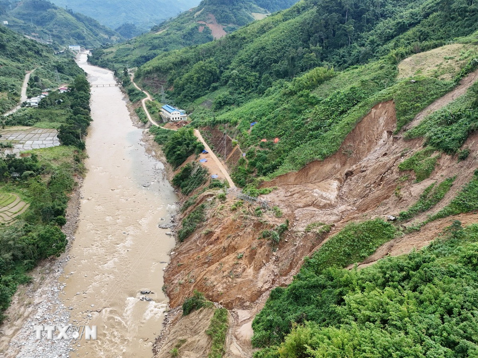 Sạt lở nặng nề ở vùng miền núi phía Tây thành phố Đà Nẵng. (Ảnh: Khoa Chương/TTXVN)