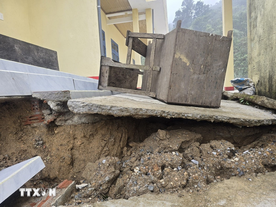 Điểm trường Tăk Ngo (xã Trà Linh, thành phố Đà Nẵng) lộ ra nền móng do sạt lở. (Ảnh: Khoa Chương/ TTXVN)