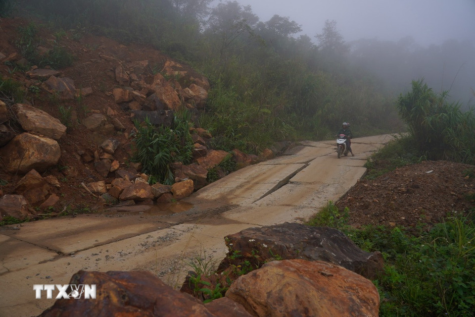 Sạt lở gây nứt toác mặt đường tại xã Trà Linh (thành phố Đà Nẵng) khiến các phương tiện rất khó lưu thông. (Ảnh: Khoa Chương/TTXVN)