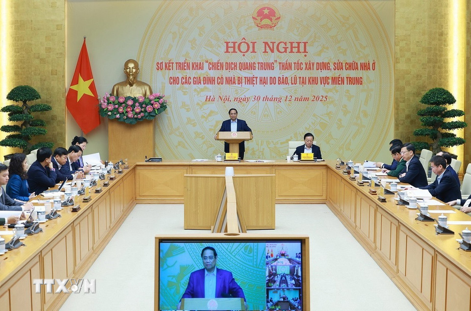 Thủ tướng Phạm Minh Chính chủ trì Hội nghị sơ kết triển khai “Chiến dịch Quang Trung” xây dựng nhà ở cho nhân dân có nhà bị thiệt hại do bão, lũ tại khu vực miền Trung. (Ảnh: Dương Giang/TTXVN)