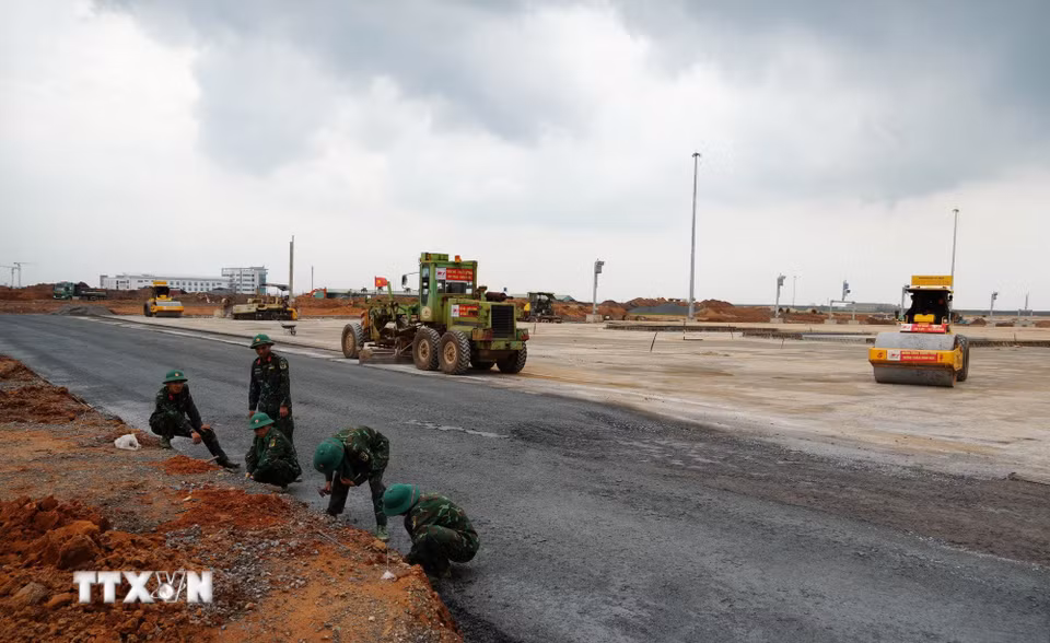 Người lao động hoàn thiện hệ thống xử lý hành lý tại nhà ga sân bay Long Thành. (Ảnh: Công Phong/TTXVN)