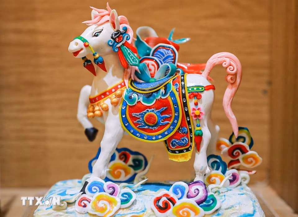 Tác phẩm "Ngựa Tò he" - hình tượng ngựa trắng lấy cảm hứng từ điển tích Thần Long Đỗ tại Đền Bạch Mã, vị thần trấn giữ và bảo hộ kinh thành Thăng Long xưa. (Ảnh: Khánh Hòa/TTXVN)