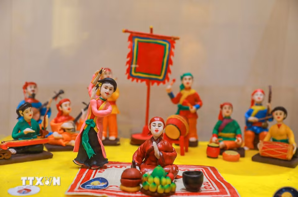 Tác phẩm tò he "Thị Màu lên chùa" do nghệ nhân Đặng Văn Hậu thực hiện. (Ảnh: Khánh Hòa/TTXVN)