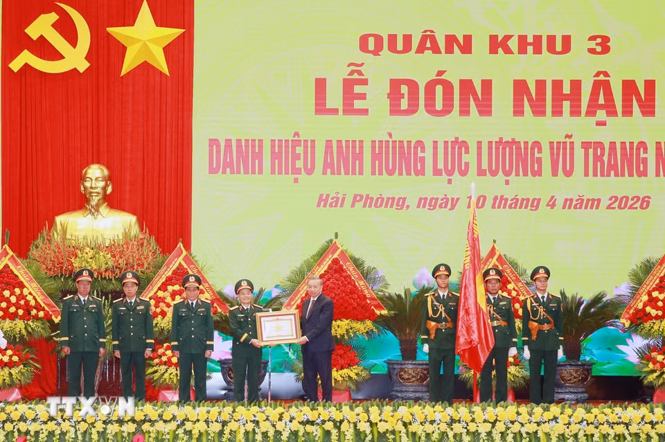 Tổng Bí thư, Chủ tịch nước Tô Lâm, Bí thư Quân ủy Trung ương trao Danh hiệu Anh hùng Lực lượng Vũ trang nhân dân cho Quân khu 3. (Ảnh: Trọng Đức/TTXVN)