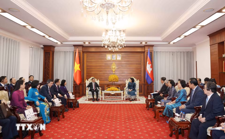 Thường trực Ban Bí thư Trần Cẩm Tú hội kiến Chủ tịch Quốc hội Campuchia Khuon Sudary. (Ảnh: Phương Hoa/TTXVN)