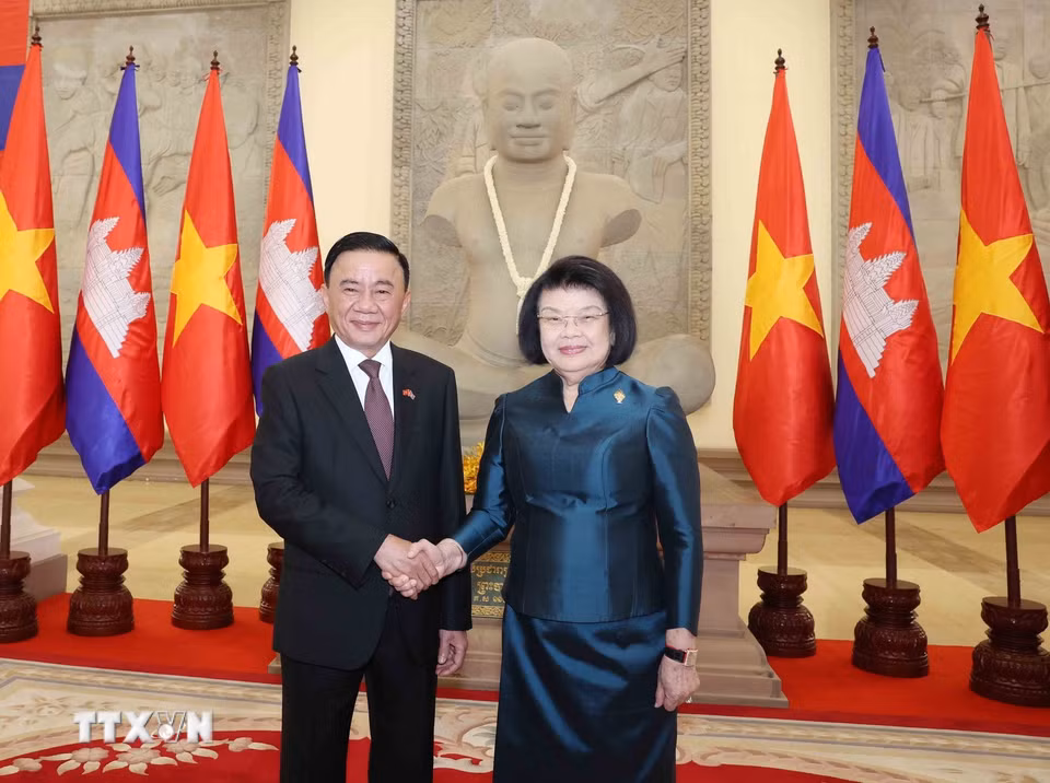 Thường trực Ban Bí thư Trần Cẩm Tú và Chủ tịch Quốc hội Campuchia Khuon Sudary chụp ảnh chung. (Ảnh: Phương Hoa/TTXVN)