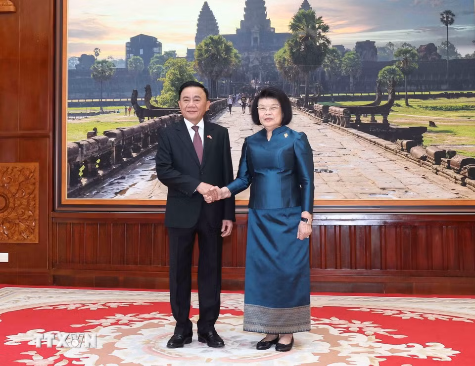 Thường trực Ban Bí thư Trần Cẩm Tú và Chủ tịch Quốc hội Campuchia Khuon Sudary chụp ảnh chung. (Ảnh: Phương Hoa/TTXVN)