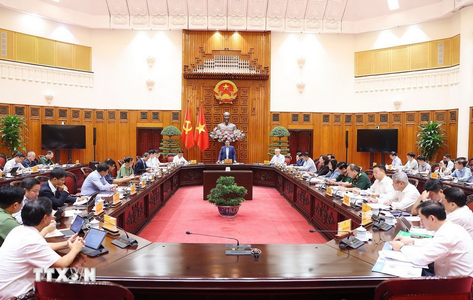 Thủ tướng Phạm Minh Chính chủ trì họp khắc phục hậu quả thiên tai sau bão. (Ảnh: Dương Giang/TTXVN)