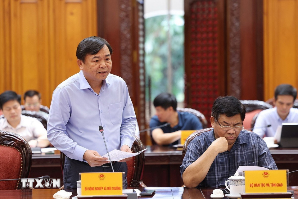 Thứ trưởng Bộ Nông nghiệp và Môi trường Nguyễn Hoàng Hiệp báo cáo tình hình thiệt hại sau bão. (Ảnh: Dương Giang/TTXVN)