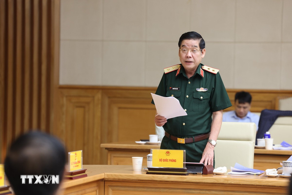 Trung tướng Nguyễn Văn Gấu, Thứ trưởng Bộ Quốc phòng trình bày tham luận. (Ảnh: Dương Giang/TTXVN)