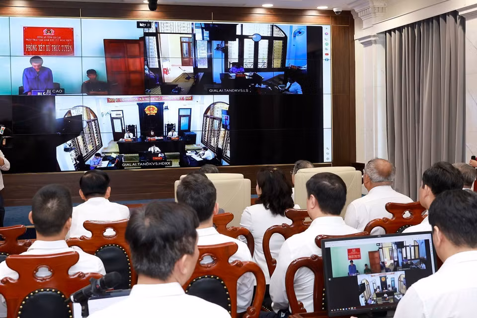 Chủ tịch Quốc hội Trần Thanh Mẫn thăm Trung tâm Giám sát và Điều hành hoạt động Tòa án Nhân dân. (Ảnh: Doãn Tấn/TTXVN)