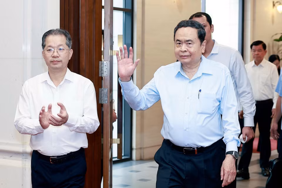 Chủ tịch Quốc hội Trần Thanh Mẫn thăm Trung tâm Giám sát và Điều hành hoạt động Tòa án Nhân dân. (Ảnh: Doãn Tấn/TTXVN)