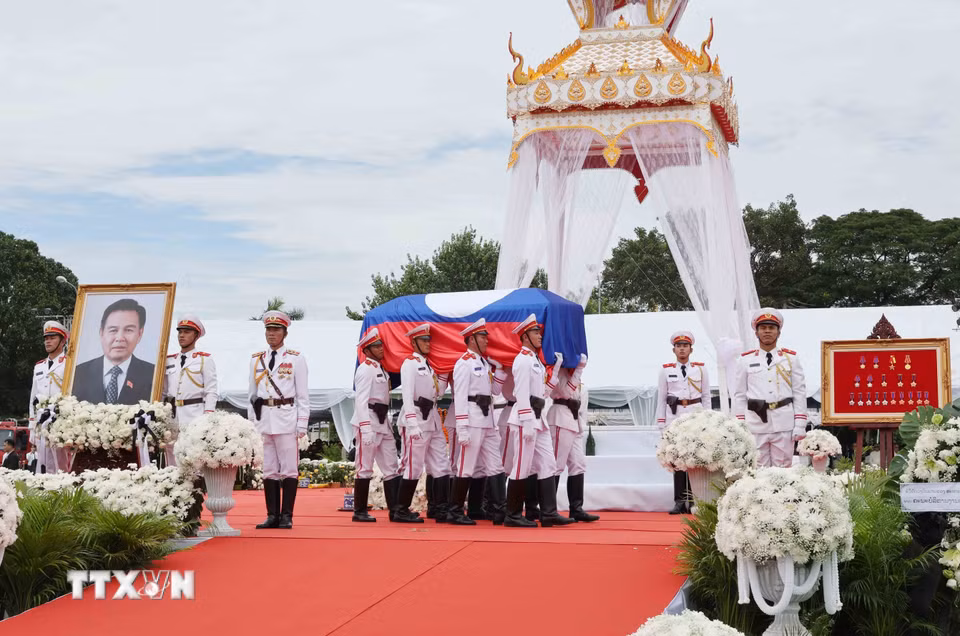 Linh cữu đồng chí Xaysomphone Phomvihane, Ủy viên Bộ Chính trị, Chủ tịch Quốc hội Lào được di chuyển tới nơi tiến hành lễ truy điệu. (Ảnh: Phương Hoa/TTXVN)