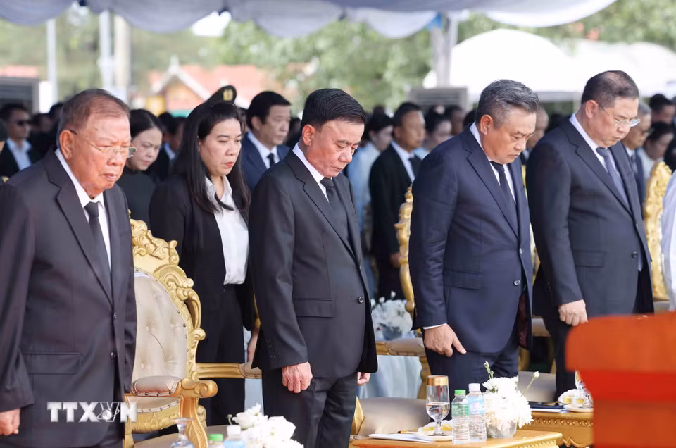 Thường trực Ban Bí thư Trần Cẩm Tú cùng Đoàn đại biểu cấp cao Đảng Cộng sản Việt Nam dành một phút tưởng niệm đồng chí Xaysomphone Phomvihane, Ủy viên Bộ Chính trị, Chủ tịch Quốc hội Lào. (Ảnh: Phương Hoa/TTXVN)