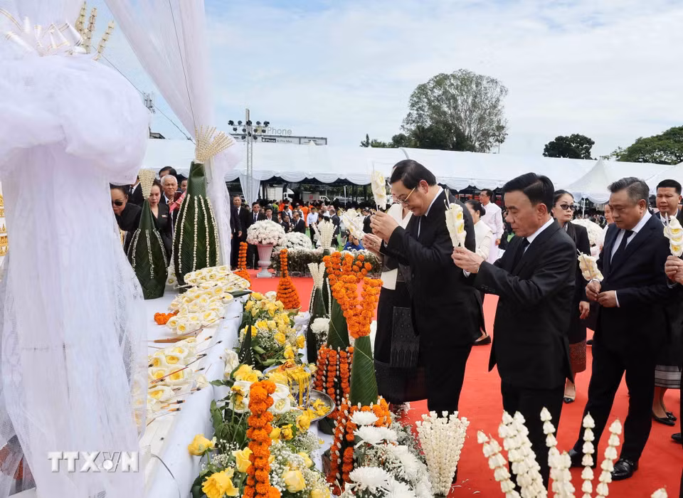 Thường trực Ban Bí thư Trần Cẩm Tú cùng các đồng chí lãnh đạo cấp cao Việt Nam và Lào dâng hoa viếng đồng chí Xaysomphone Phomvihane, Ủy viên Bộ Chính trị, Chủ tịch Quốc hội Lào. (Ảnh: Phương Hoa/TTXVN) ​