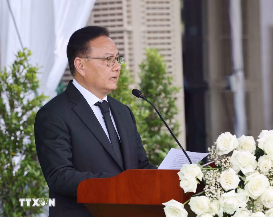Phó Thủ tướng, Bộ trưởng Tài chính Lào Santiphap Phomvihane thay mặt gia đình gửi lời cảm ơn tại Lễ truy điệu. (Ảnh: Phương Hoa/ TTXVN)