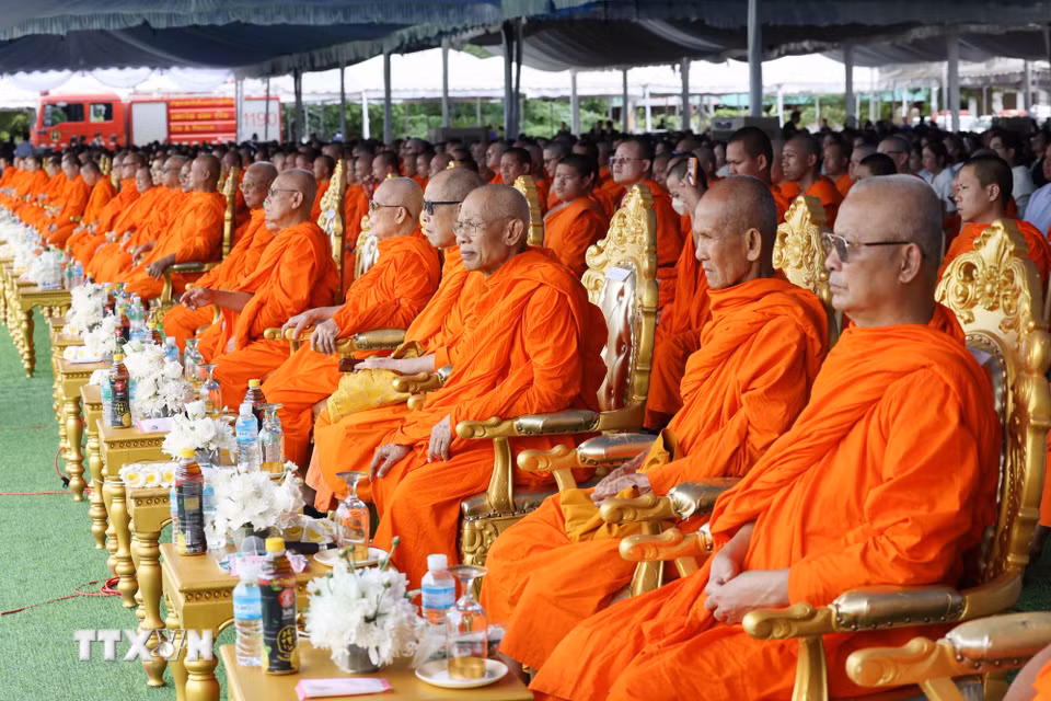 Các nhà sư Lào thực hiện nghi lễ theo phong tục tập quán tại Lễ truy điệu đồng chí Xaysomphone Phomvihane, Ủy viên Bộ Chính trị, Chủ tịch Quốc hội Lào. (Ảnh: Phương Hoa/TTXVN)