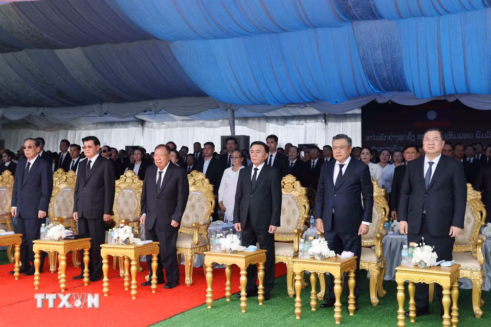 Thường trực Ban Bí thư Trần Cẩm Tú và Đoàn đại biểu cấp cao Đảng Cộng sản Việt Nam cùng Lãnh đạo, nguyên Lãnh đạo Đảng, Nhà nước Lào dự Lễ truy điệu đồng chí Xaysomphone Phomvihane, Ủy viên Bộ Chính trị, Chủ tịch Quốc hội Lào. (Ảnh: Phương Hoa/TTXVN)