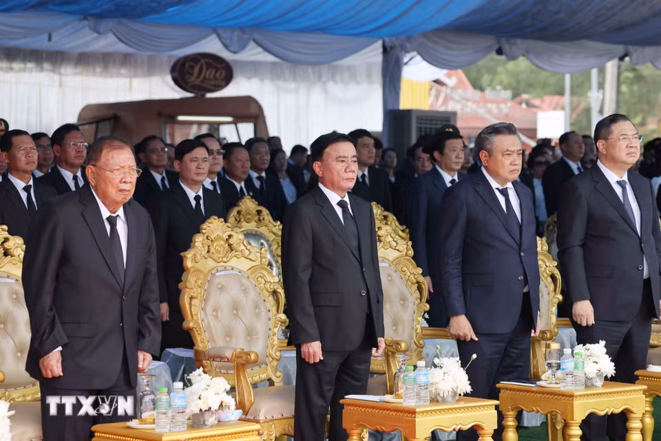 Thường trực Ban Bí thư Trần Cẩm Tú cùng Đoàn đại biểu cấp cao của Đảng, Nhà nước Việt Nam dự Lễ truy điệu đồng chí Saysomphone Phomvihane, Ủy viên Bộ Chính trị, Chủ tịch Quốc hội Lào. (Ảnh: TTXVN)