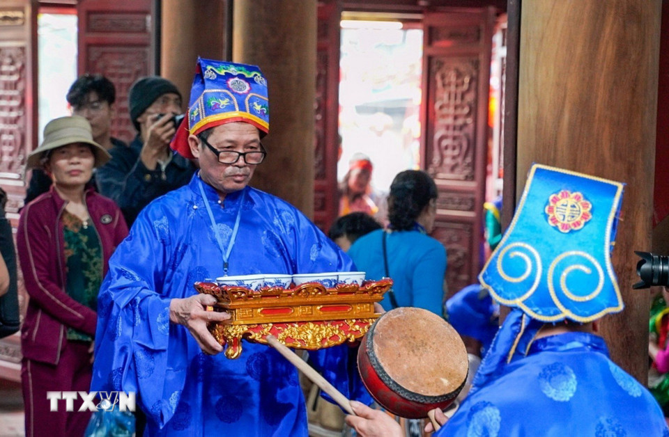 Bốn nồi cơm của được mang vào đình làng để dâng lên Thành hoàng làng. (Ảnh: Khánh Hòa/TTXVN)