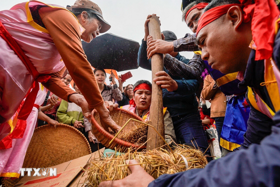 Lễ hội không chỉ là niềm tự hào của người dân địa phương mà còn là dịp để cộng đồng cùng nhau gìn giữ, trao truyền những giá trị văn hóa truyền thống qua nhiều thế hệ. (Ảnh: Khánh Hòa/TTXVN)