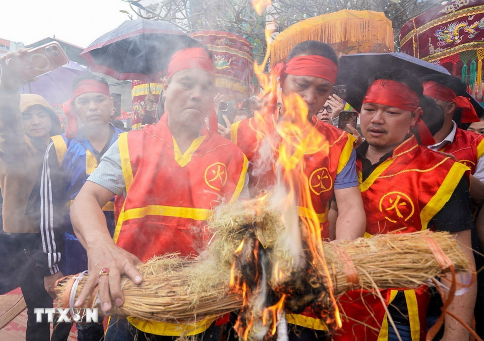 Phần thi kéo lửa. (Ảnh: Khánh Hòa/TTXVN)